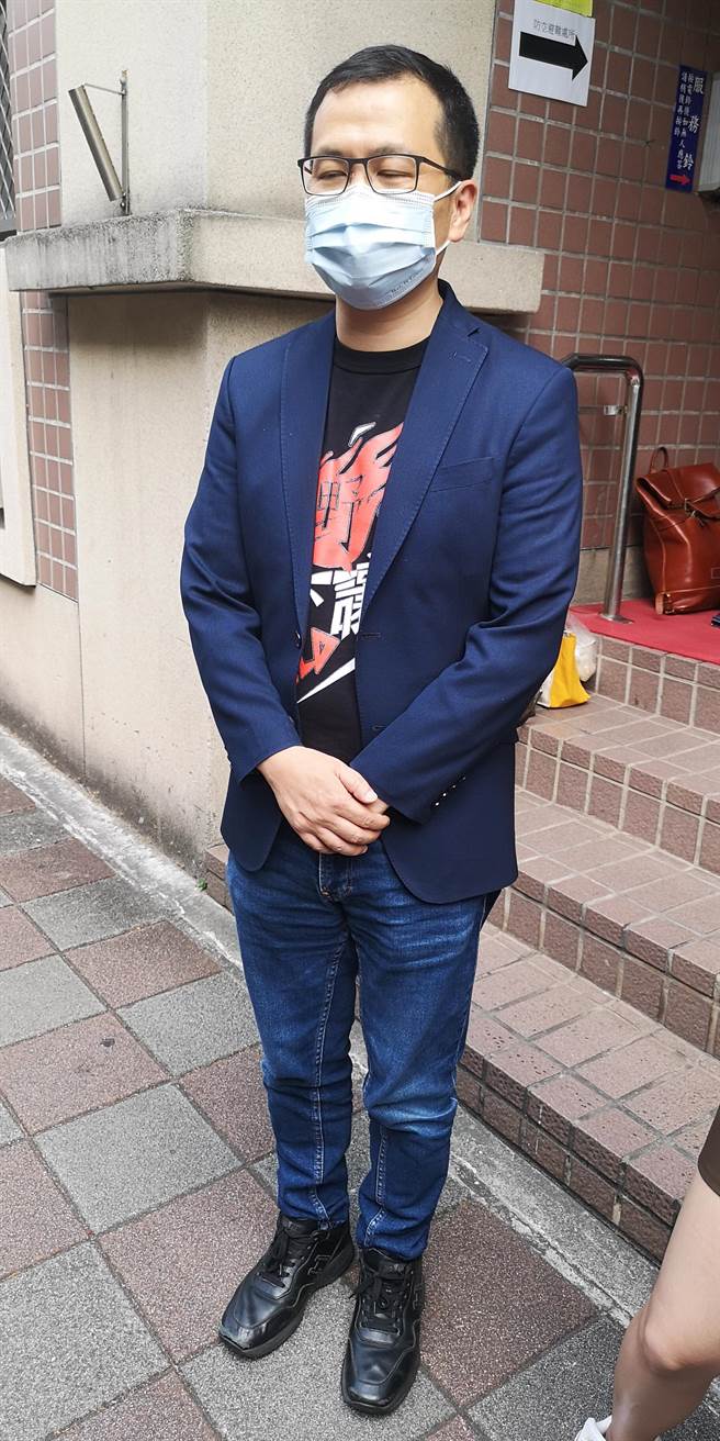 台北市议员罗智强今批评，驻日代表谢长廷是「最不称职外交官典范」，呼吁总统蔡英文为了国家，应处理谢长廷的人事。（黄捷摄）