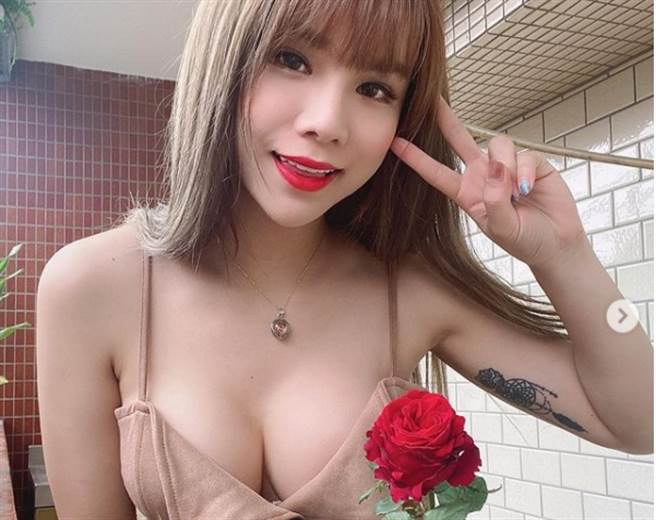 小A辣术后变得比女人还妩媚迷人。(图/翻摄自小A辣IG)