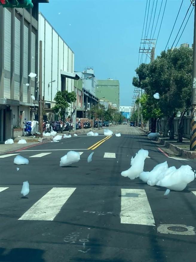 观音工业区附近道路出现不明泡泡，让路过民眾惊呼，桃园市环保局也立马到场查看。（脸书社团桃园爆报提供／姜霏桃园传真）