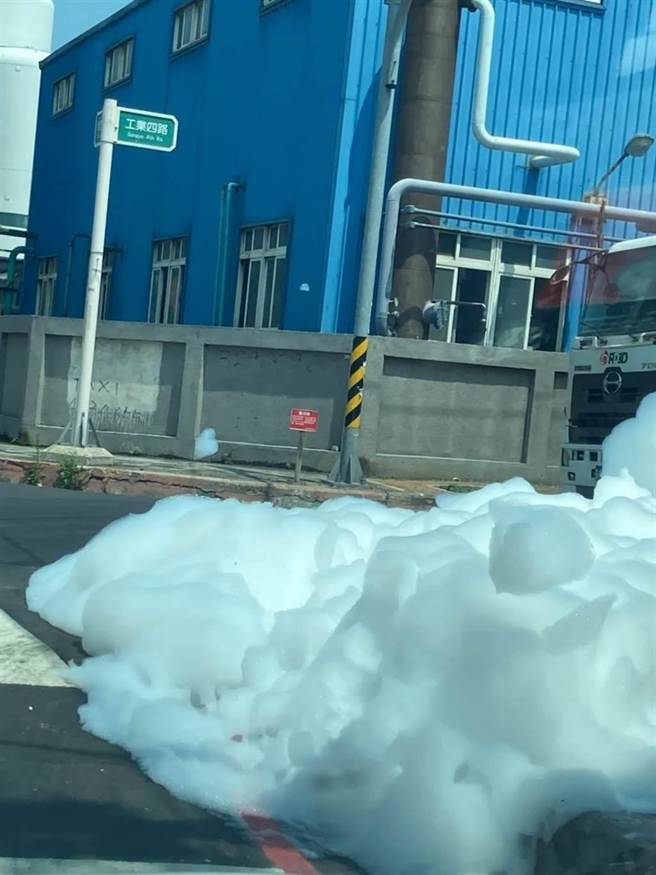  环保局后续针对这家厂商纳管水质，观音工业区污水处理厂已採样送验，依水污法可开罚1万至600万元。（脸书社团桃园爆报提供／姜霏桃园传真）