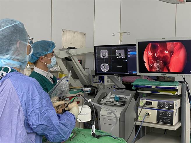 中山附医耳鼻喉头颈外科医师黄承桢表示，3D立体定位导航系统，就是让医师不会迷路在复杂的鼻窦中外，还能避免伤及眼睛及颅底等重要部位。（中山附医提供／冯惠宜台中传真）