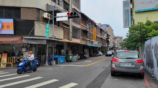 台中市北區美德街4月27日凌晨0時50分許發生一起因工程未依設計施工導致的衝突糾紛案，警方到場時，涉嫌動手之卓男等9人已逃離現場。（民眾提供／馮惠宜台中傳真）