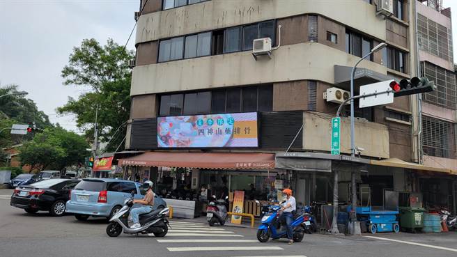 台中市北區美德街4月27日凌晨0時50分許發生一起因工程未依設計施工導致的衝突糾紛案，警方到場時，涉嫌動手之卓男等9人已逃離現場。（民眾提供／馮惠宜台中傳真）