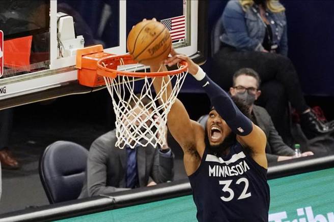 唐斯带领灰狼连续两场比赛击败联盟战绩最强球队爵士。(美联社)