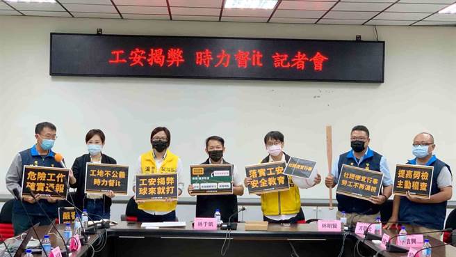 高市议员林于凯（中）质疑，「工地巡检表」原先第三方「监造人员」检查签章竟被消失，造成巡检者都是自己人，恐是球员兼裁判。（柯宗纬摄）