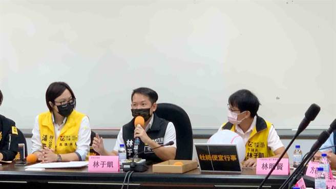 高市议员林于凯（中）质疑，「工地巡检表」原先第三方「监造人员」检查签章竟被消失，造成巡检者都是自己人，恐是球员兼裁判。（柯宗纬摄）