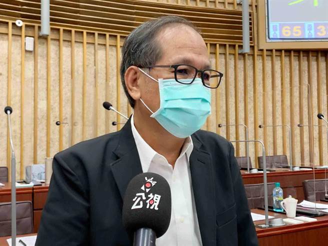 工务局长苏志勋解释，该张巡检表格属于第一级自律检视，后面还有更严谨的二级（第三方）、三级（官方会同第三方、业者）检查。（柯宗纬摄）