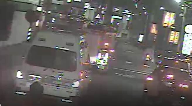 警方澄清並非警匪駁火，當時還有消防車、救護車行經。（翻攝）