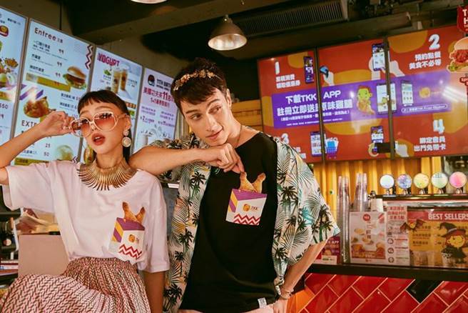（顶呱呱出潮T，以原味鸡腿为元素设计黑白两色的T-Shirt，标榜将台式炸鸡魂融入服装。图／顶呱呱提供）
