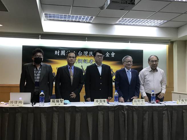 最新民调  两大党支持度上升，小党下降。曾薏苹摄