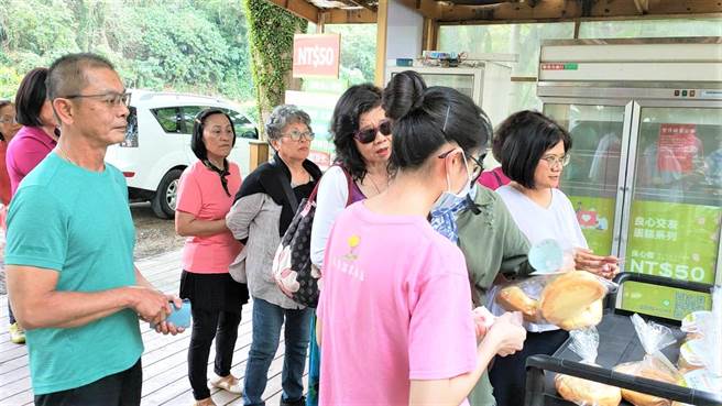 台东县鹿鸣温泉酒店贩售各式甜点的良心商店重新开张，开幕才1分钟商品就被民眾抢购一空。（鹿鸣温泉酒店提供／蔡旻妤台东传真）