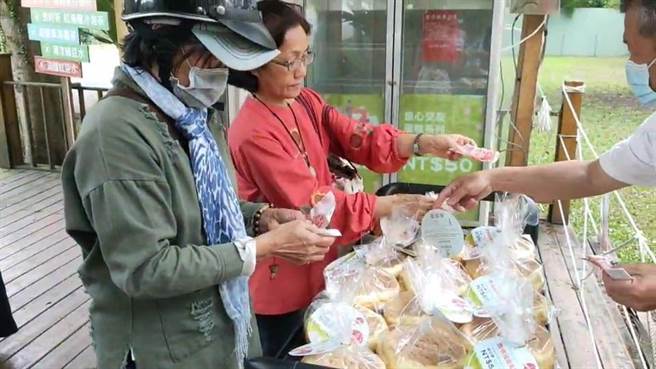 台东县鹿鸣温泉酒店贩售各式甜点的良心商店重新开张，开幕才1分钟商品就被民眾抢购一空。（鹿鸣温泉酒店提供／蔡旻妤台东传真）