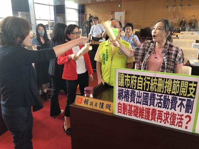 台中市议会今天蓝绿大战，民进党市议员赖佳微与国民党市议员黄馨慧对呛。（陈世宗摄）