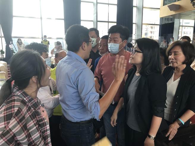 张廖乃纶与赖佳微对骂，市议员黄守达居间将两人隔开。（陈世宗摄）