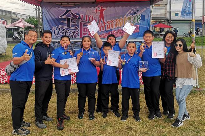 大肚国小射箭队6位小将，在全国青年杯射箭锦赛拿下国小组冠军。（县府提供／罗浚滨新竹传真）