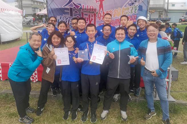 横山国中射箭队在全国青年杯射箭锦标赛获国中组季军。（县府提供／罗浚滨新竹传真）