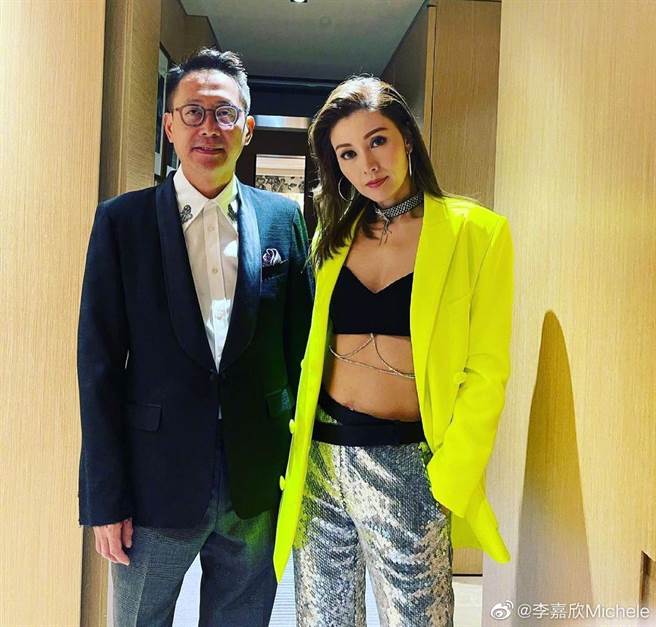 李嘉欣做摇滚打扮，豪露小蛮腰，辣到完全看不出是50岁已当妈的妇人。(翻摄自李嘉欣微博)