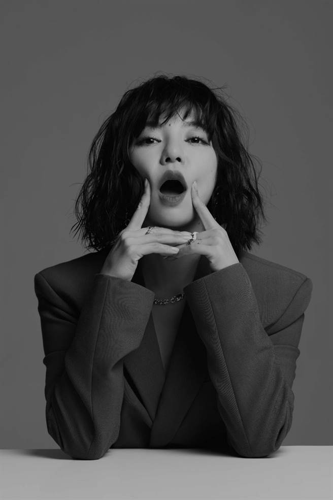 丁噹重新诠释林晓培的经典歌曲〈烦〉。(相信音乐提供)