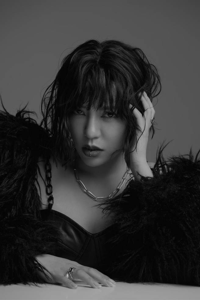 丁噹重新诠释林晓培的经典歌曲〈烦〉。(相信音乐提供)