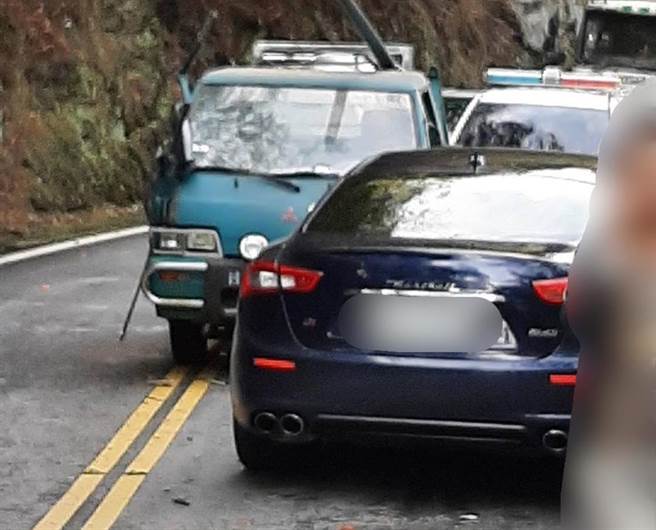 今（27）日上午8时许，南投一辆小货车因为想超越前方大货车，结果跨越双黄线时，下一秒与对向杨姓驾驶的百万级超跑名车「玛莎拉蒂」碰撞。（图／脸书社团《记者爆料网》）