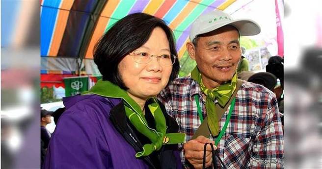 潘忠政邀蔡总统29日重回旧地看看藻礁，但总统并未答应。图为潘忠政于2013年与总统蔡英文就桃园藻礁问题进行讨论。（资料照／翻摄潘忠政脸书）