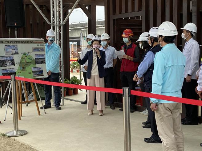蔡英文总统27日视察台中市抗旱水井工程，中央地方携手抗旱，降低对民眾生活衝击。（卢金足摄）