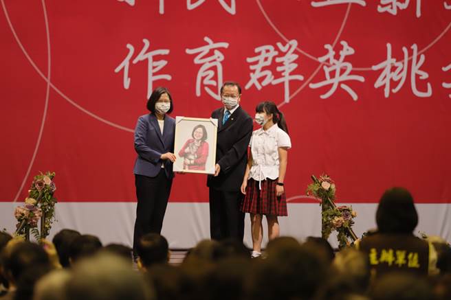 新民高中校長薛光豐(中)代表學校贈送電腦繪圖的畫像給蔡英文總統(左)。(新民高中提供／林欣儀台中傳真)