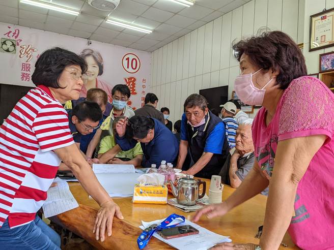 居民不满丰洲二期补偿金低，市议员罗永珍邀经发局人员现场倾听民意。（市议员罗永珍提供／陈淑娥台中传真）