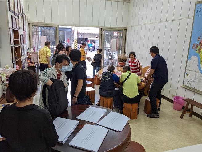 居民不满丰洲二期补偿金低，市议员罗永珍邀经发局人员现场倾听民意。（市议员罗永珍提供／陈淑娥台中传真）