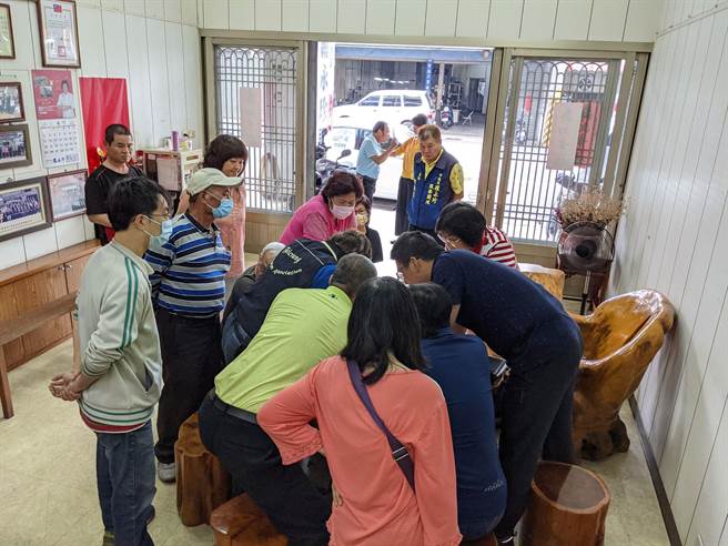 居民不满丰洲二期补偿金低，市议员罗永珍邀经发局人员现场倾听民意。（市议员罗永珍提供／陈淑娥台中传真）