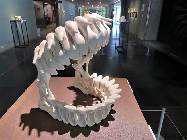 牙齿造型的《噬》为陈安琦初期作品，传达鞋子看似温柔细致，但有咬脚不适的矛盾。（蔡雯如摄）