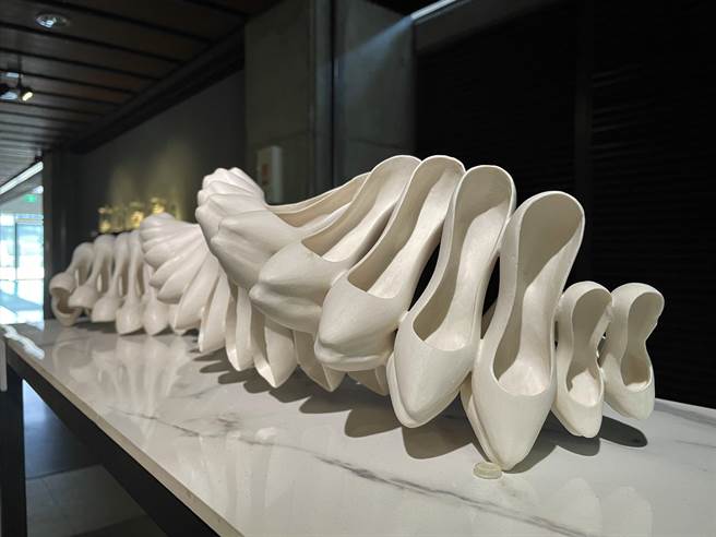 脊椎造型的《承》，表现脊椎因穿着不适的鞋而扭曲的样子。（蔡雯如摄）