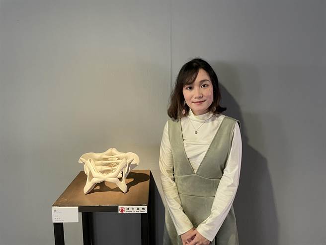 陈安琦以骨盆为造型的《娩》精巧的展现女人妊娠孕育的骨盆。（蔡雯如摄）