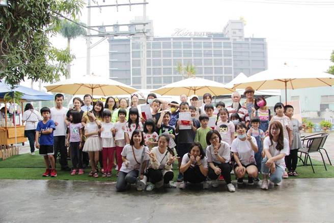 双福基金会举办晨光美咖写生比赛，参赛者与工作人员在咖啡车前合影。图双福基金会提供