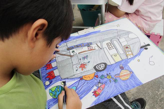 参赛小朋友发挥天马行空的想像力，乘着咖啡车在宇宙中漫游。图双福基金会提供