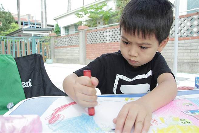 参赛小朋友卖力挥霍着蜡笔，绘画出缤纷色彩世界。图双福基金会提供