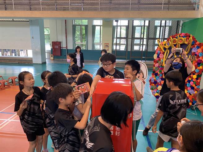 透过台北邮局设计的母亲节专属明信片，传达浓浓的情感，连接亲子的心。（北市福星国小提供／游念育台北传真）