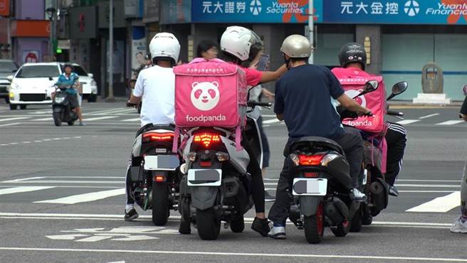 脸书社团《爆怨公社》一名外送员PO文抱怨自己几天前遇到奥客，半夜3点接到单，不过3分钟时间就开始不耐烦，嚷嚷「骑太慢了吧」，让他气得当场回呛。（示意图，非当事人／Shutterstock）