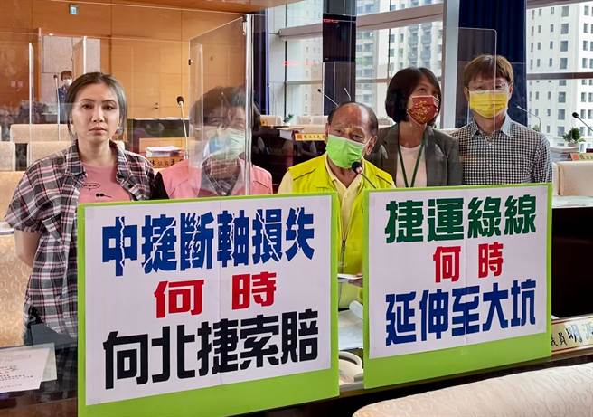 市议员谢明源（中）等，强烈要求市长一定要积极向北市府求偿。（陈世宗摄）