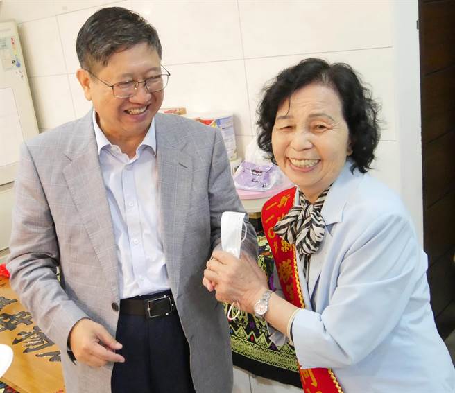县长杨文科（左）肯定尖石乡模范母亲江玉秀，照顾弱势服务社会精神值得讚佩。（罗浚滨摄）