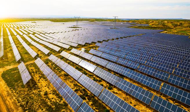 近年台湾农地大量流失，被工厂、豪宅、太阳能板占据。(示意图／shutterstock提供)