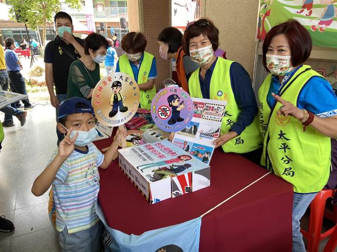 新光国小举办「台中市110年度全民爱地球、减碳GOGOGO」活动，太平警方新成立的警察志工宣导团：「和平鸽志工宣导团」前往实施犯罪预防、交通安全宣导。（太平警分局提供／冯惠宜台中传真）