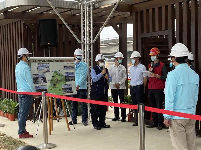 副市长令狐荣达27日陪同蔡英文总统至中央公园视察抗旱水井工程，建请中央研议纾困措施。（卢金足摄）