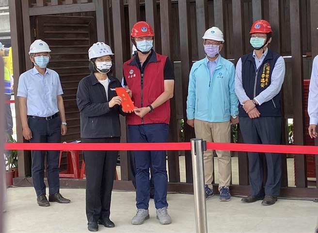 蔡总统27日颁发慰勉金给经济部和水利署工作人员，感谢协助开挖抗旱水井的辛劳。（卢金足摄）