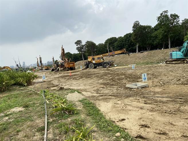 中央公园下方的地下水源稳定，中央将开凿20口民生用水井，预计每日可供2万吨民生用水，供应8万人使用。（卢金足摄）