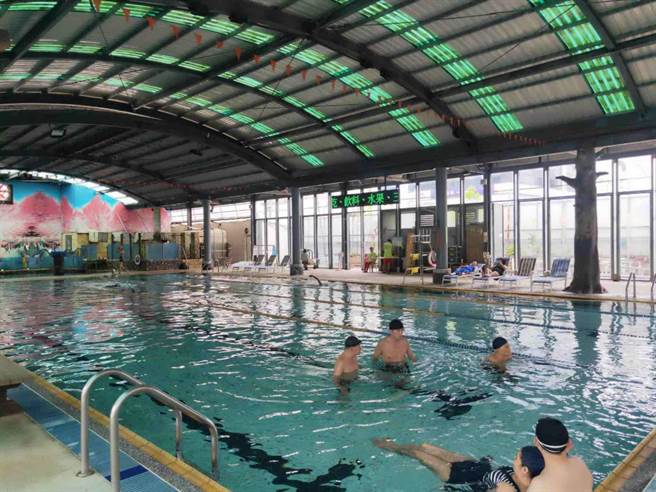 高雄南和泳池惊传6月熄灯，高市议员黄绍庭爆料，地主有意收回。（黄绍庭提供／柯宗纬高雄传真）