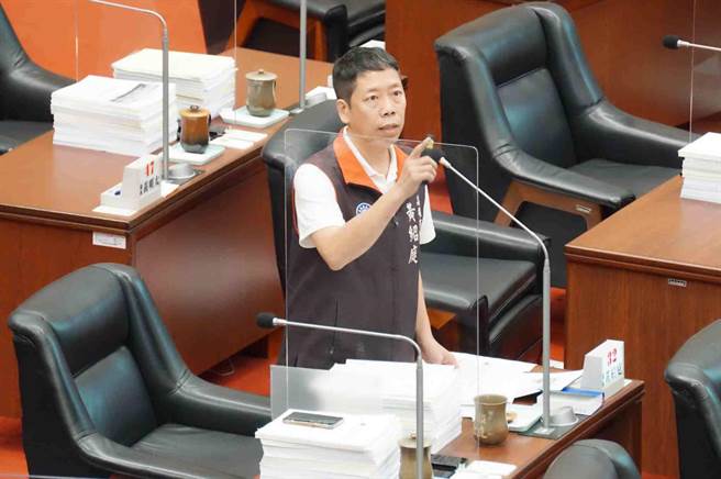 高市议员黄绍庭爆料，地主南和兴有意收回南和泳池，将1.6公顷五福公园「绿地变建地」。（柯宗纬摄）