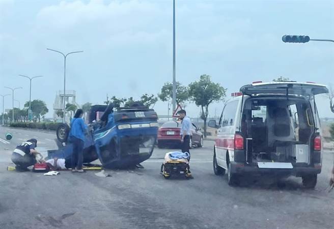 嘉义县高铁大道约4.2公里处，今27日下午近2点发生小货车与自小客撞击事故，小货车四轮朝天翻覆在车道中央。（读者提供∕吕妍庭嘉义传真）