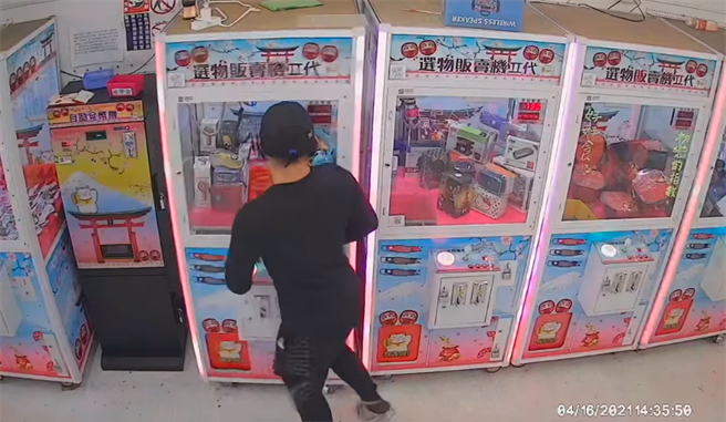 新北市1名男子日前在娃娃机店，趁夹子夹取物品时，不断用膝盖撞击机台，让物品因摇晃掉落至洞口，也会用大腿不断「顶」机台。（图／翻摄自脸书「爆怨2公社」）