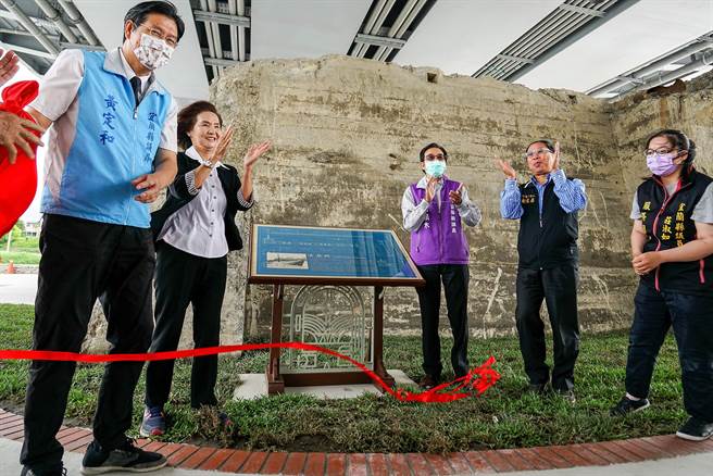宜兰县长林姿妙（左二）今天视察宜兰桥旧桥文化遗构，并为宜兰桥解说牌揭牌。（李忠一摄）